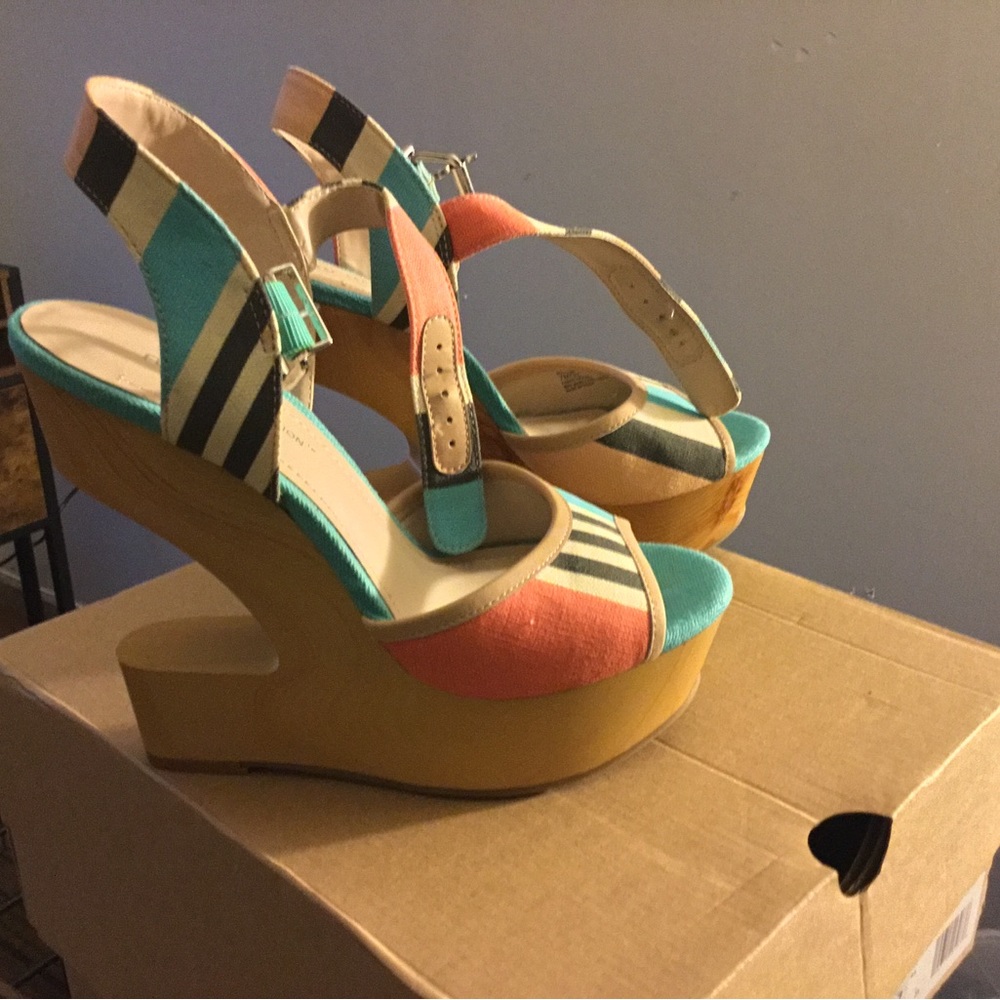 BCBG Wedge Flamingo sandals Size 7M